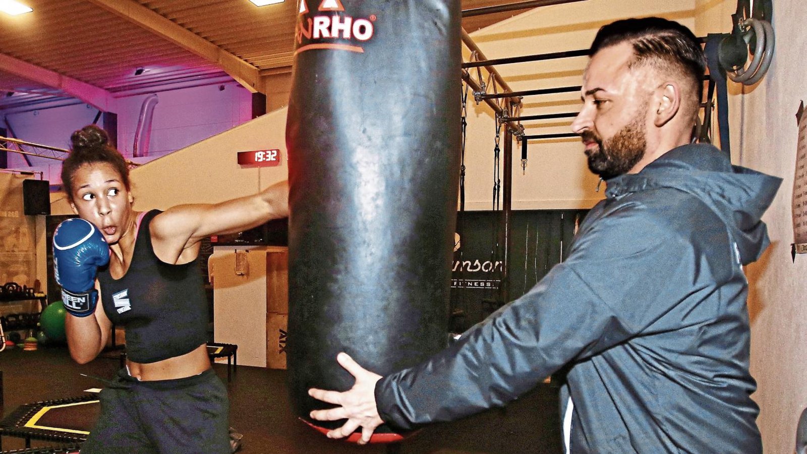 Der Boxsack steht zwischen Leonie Müller und ihrem Trainer Richard Zivanovic. Im Training in Denkendorf geht es zur Sache: „Da sind wir keine Freunde“, sagt der Coach.  Foto: Baumann