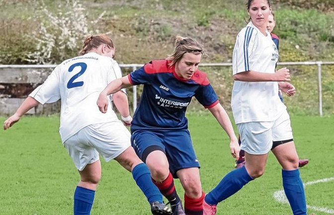 Auch von zwei Gegenspielerinnen – hier Jennifer Grau (links) und Tiziana Schnaufer – ist Svenja Stahn von der SGM Großglattbach/Nussdorf (Mitte) nicht zu stoppen. Foto: Simecek