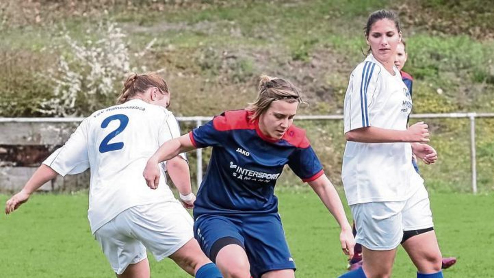Auch von zwei Gegenspielerinnen – hier Jennifer Grau (links) und Tiziana Schnaufer – ist Svenja Stahn von der SGM Großglattbach/Nussdorf (Mitte) nicht zu stoppen. Foto: Simecek Auch von zwei Gegenspielerinnen – hier Jennifer Grau (links) und Tiziana Schnaufer – ist Svenja Stahn von der SGM Großglattbach/Nussdorf (Mitte) nicht zu stoppen. Foto: Simecek