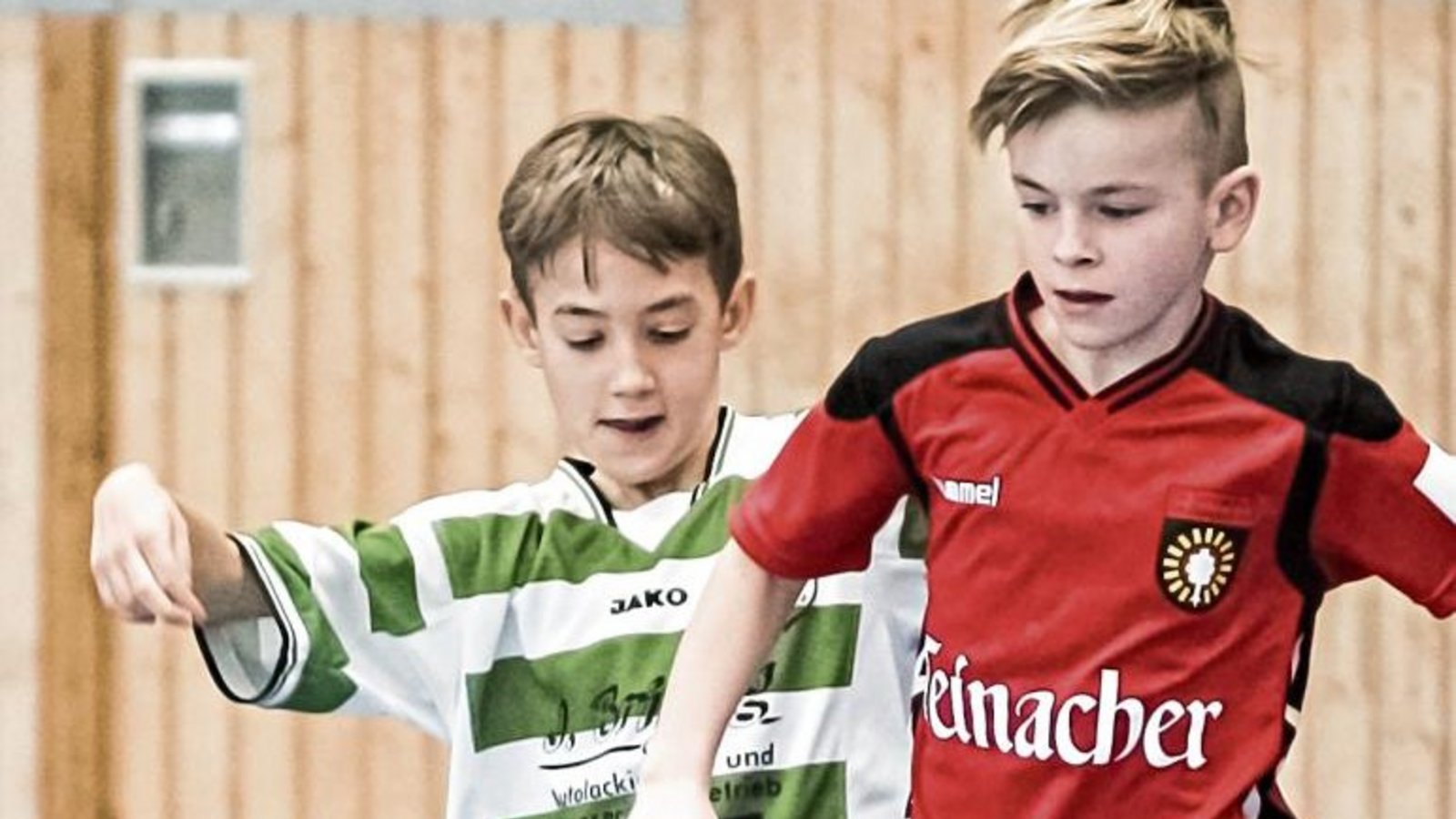 Vor großem Publikum in der Sersheimer Sport- und Kulturhalle am Ball: Vincent Konradt (links) vom gastgebenden Verein im Duell der E-Junioren mit den Gästen aus Großaspach.  Foto: Simecek