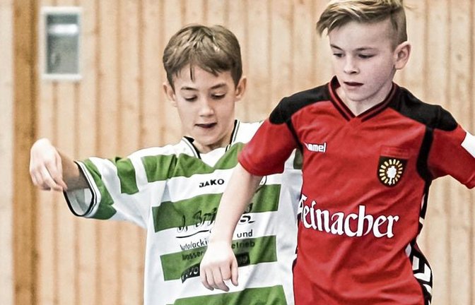 Vor großem Publikum in der Sersheimer Sport- und Kulturhalle am Ball: Vincent Konradt (links) vom gastgebenden Verein im Duell der E-Junioren mit den Gästen aus Großaspach.  Foto: Simecek