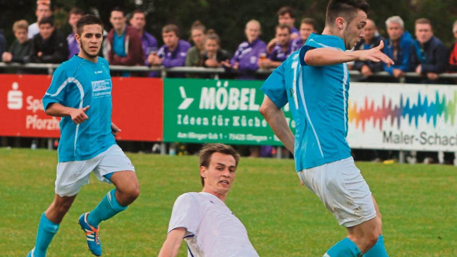 Dominik Knödler (Mitte) ist auf der Sechser-Position als Abräumer vor der Abwehr, aber auch als Spielstratege gesetzt. Foto: Nachreiner Dominik Knödler (Mitte) ist auf der Sechser-Position als Abräumer vor der Abwehr, aber auch als Spielstratege gesetzt. Foto: Nachreiner