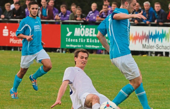 Dominik Knödler (Mitte) ist auf der Sechser-Position als Abräumer vor der Abwehr, aber auch als Spielstratege gesetzt. Foto: Nachreiner