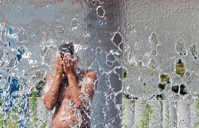 Bei der aktuellen Hitzewelle gibt es im Enztalbad nur eins: Abkühlung!  Foto: Arning