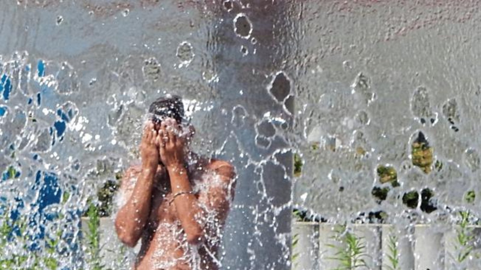 Bei der aktuellen Hitzewelle gibt es im Enztalbad nur eins: Abkühlung!  Foto: Arning
