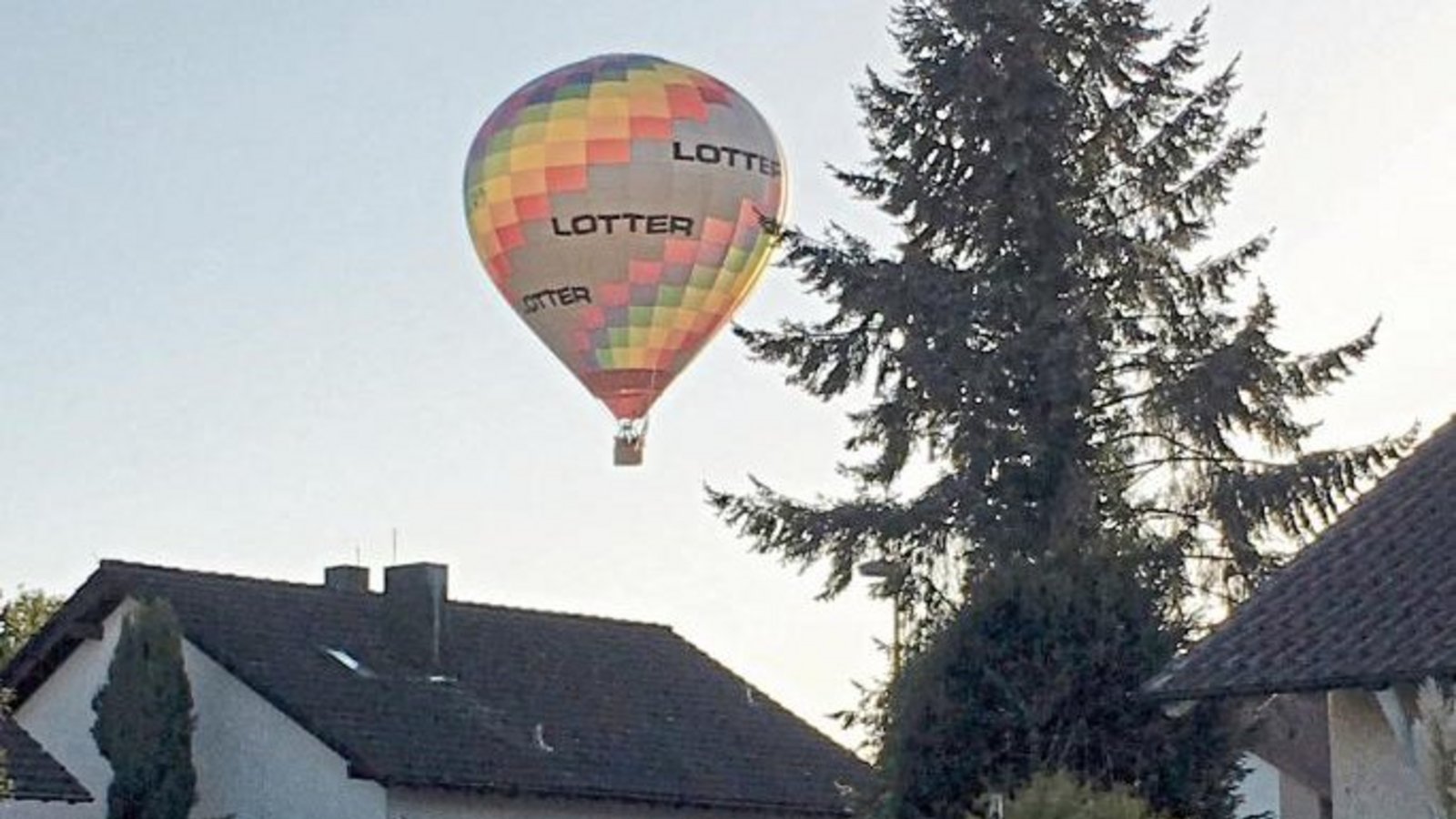 Klaus-Peter Hilgers lichtete diesen Heißluftballon bei der Landung in Ensingen ab.