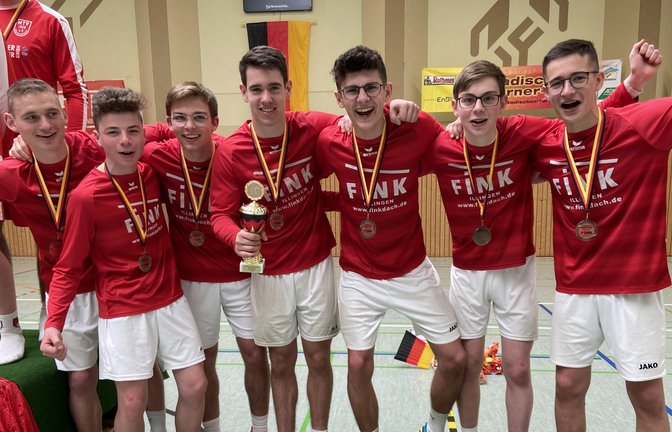 Bronzemedaillengewinner bei der U-18-DM im Hallenfaustball (von links): Jochen Michaelis, Tim Bosch, Felix Schmidt, Andreas Knodel, Jakob Walliser, Lukas Bengsch und Max Staudenecker. Trainiert wird die Vaihinger Mannschaft von Michael Knodel und Jakob Mahn. <span class='image-autor'>Foto: privat</span>
