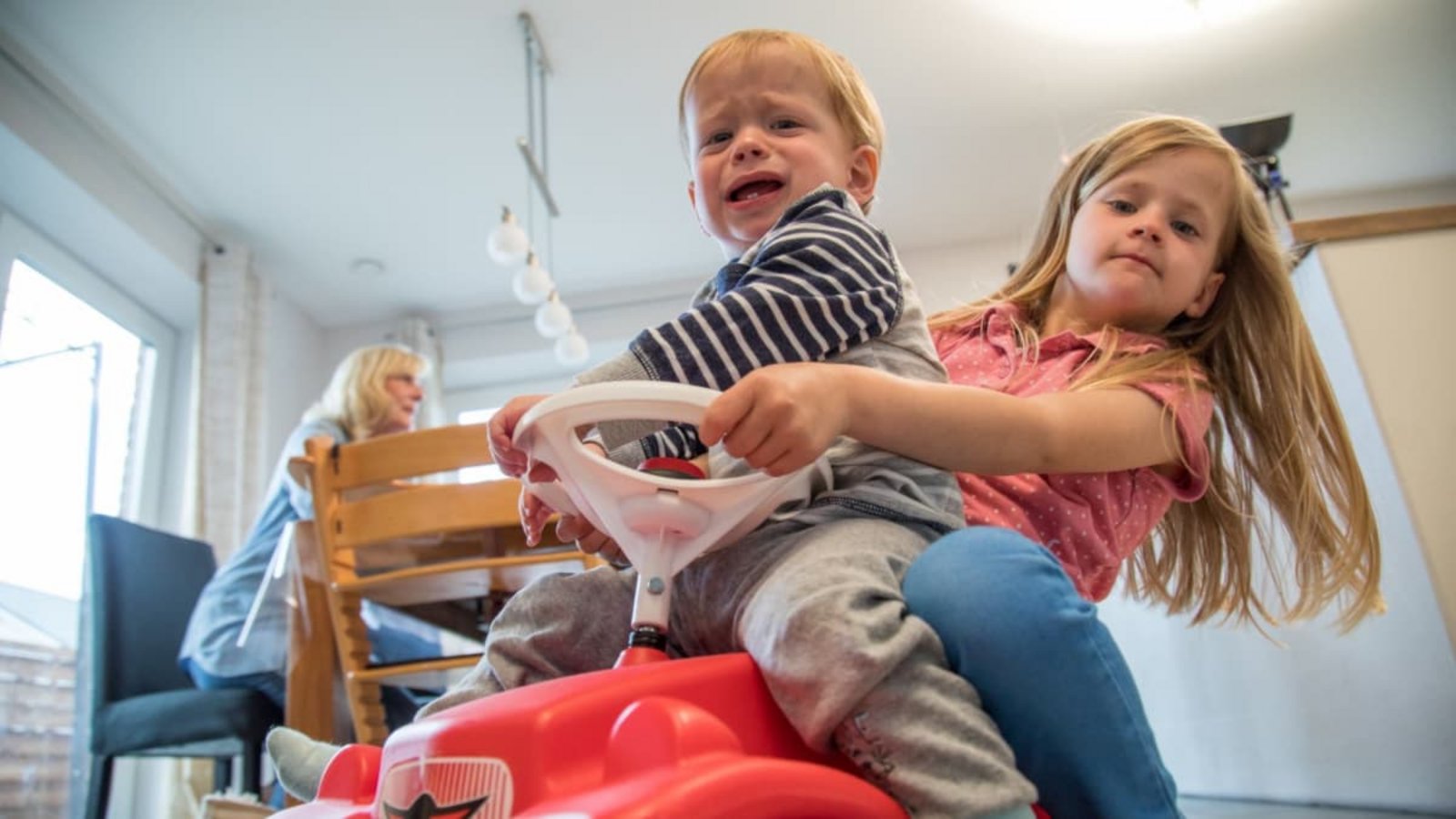 Wenn Kinder miteinander kommunizieren, geht's manchmal etwas ruppig zu. Ist das Absicht?Christin Klose/dpa-tmn/dpa