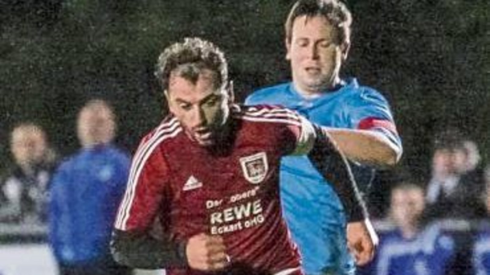 Häfnerhaslachs Innenverteidiger Dennis Toetz trifft VfB-Stürmer Qendrim Emini im eigenen Strafraum am Knöchel. Foto: Simecek