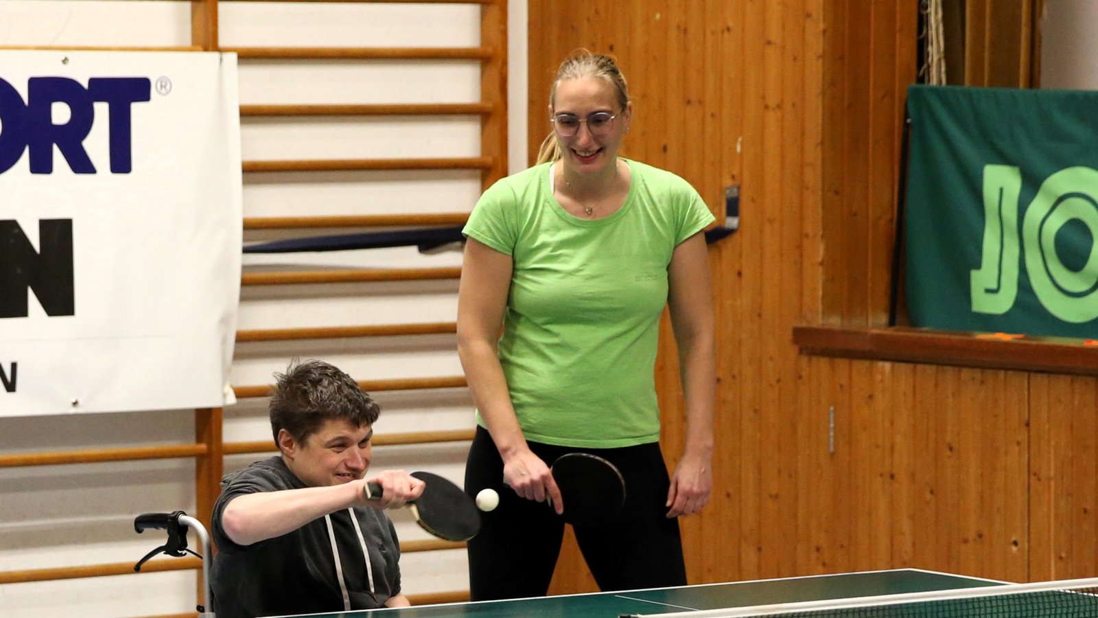 Rainer Ehmann (links) und Katharina Mähring als erste Mannschaft mit Rollstuhl (Leonberg/Herrenberg, SV Eltingen) standen 2023 in Großglattbach mit Spaß an der Platte.  Foto: Küppers