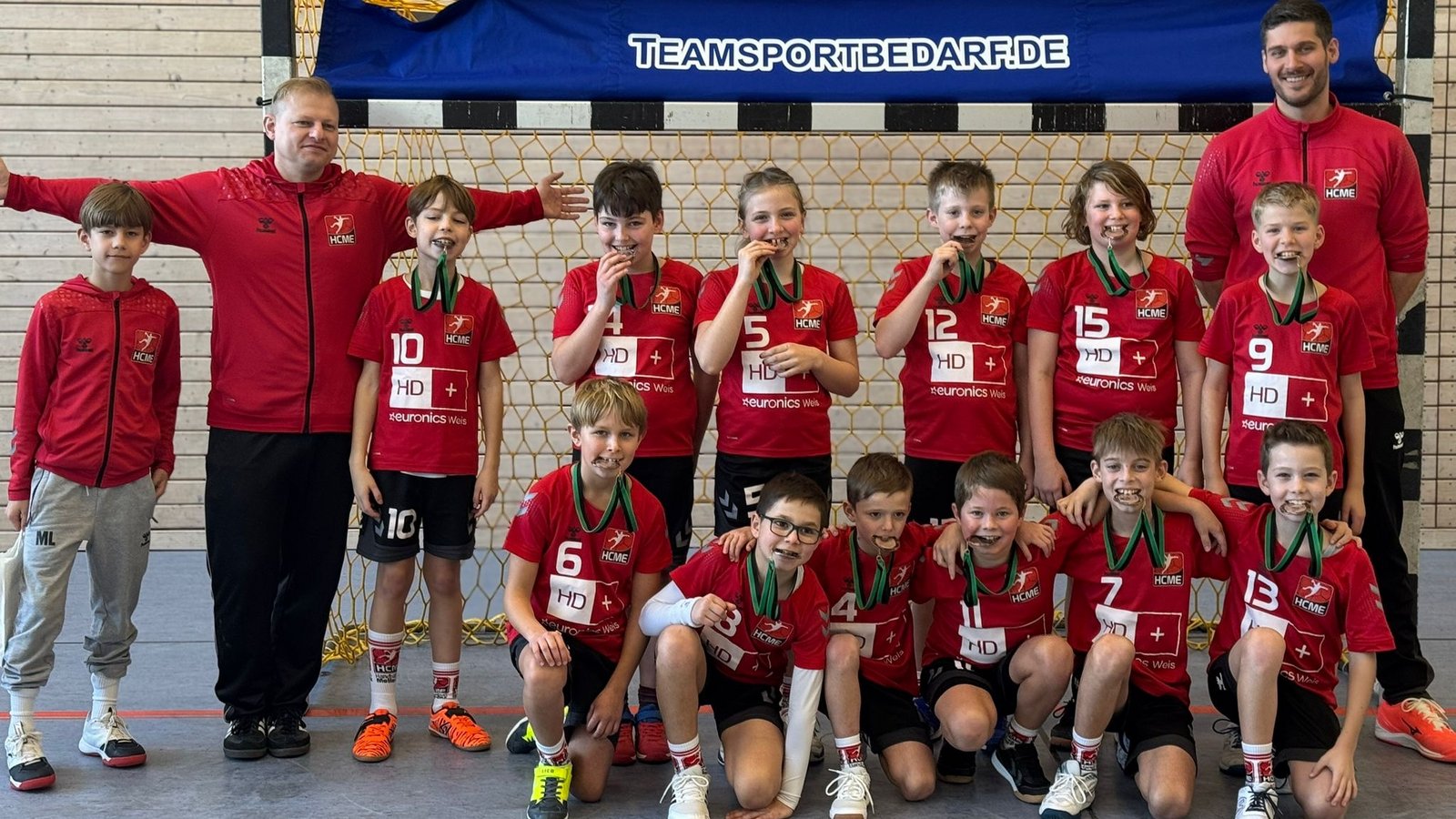 Auch Bronzemedaillen können gut schmecken. Das beweist die E-Jugend des HCME auf diesem Bild. Foto: privat