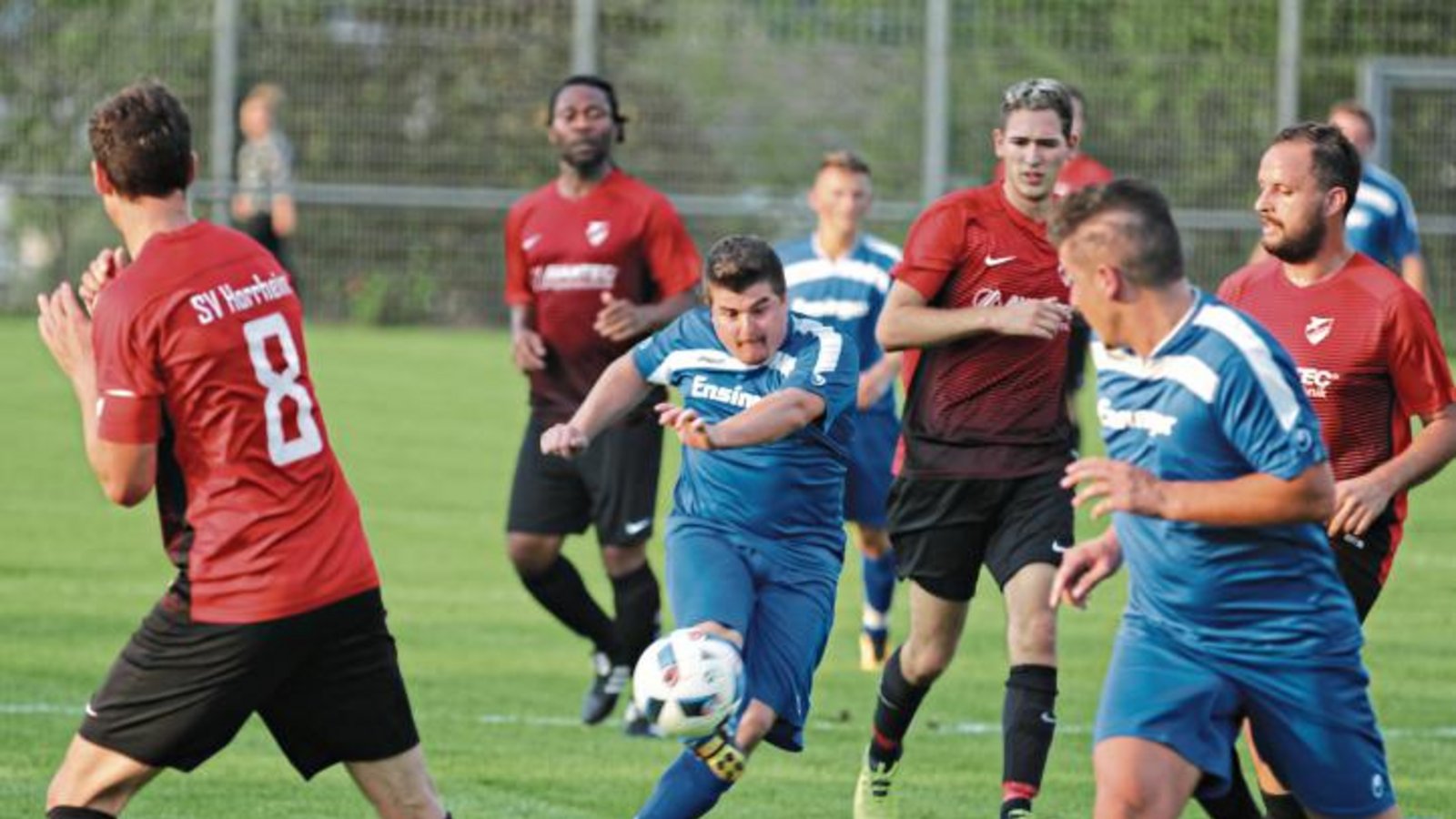 Gündelbachs Abwehrchef Stephan Maier (Mitte) schaltet sich immer mal wieder auf in Offensivaktionen des FCG ein. Foto: Nachreiner Gündelbachs Abwehrchef Stephan Maier (Mitte) schaltet sich immer mal wieder auf in Offensivaktionen des FCG ein. Foto: Nachreiner