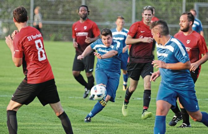Gündelbachs Abwehrchef Stephan Maier (Mitte) schaltet sich immer mal wieder auf in Offensivaktionen des FCG ein. Foto: Nachreiner