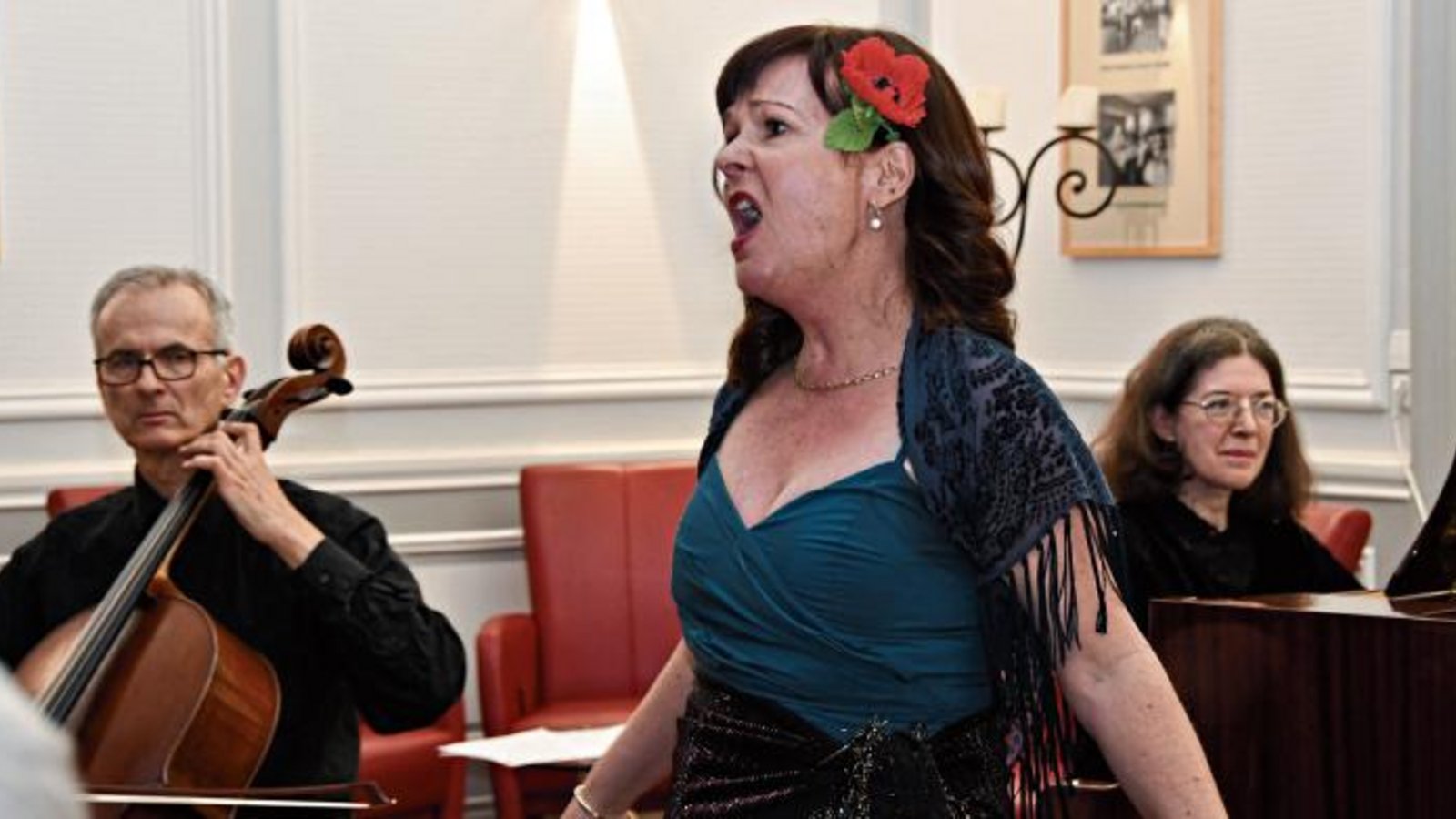 Wohlklang im Musiksalon des Lichtenstern-Gymnasiums – Thomas Wieck, Barbara Horn und Dorothee Weiß-Schaal (v.l.) boten mit ihrem Konzert einen kurzweiligen kammermusikalischen Abend. Foto: Rissler Wohlklang im Musiksalon des Lichtenstern-Gymnasiums – Thomas Wieck, Barbara Horn und Dorothee Weiß-Schaal (v.l.) boten mit ihrem Konzert einen kurzweiligen kammermusikalischen Abend. Foto: Rissler