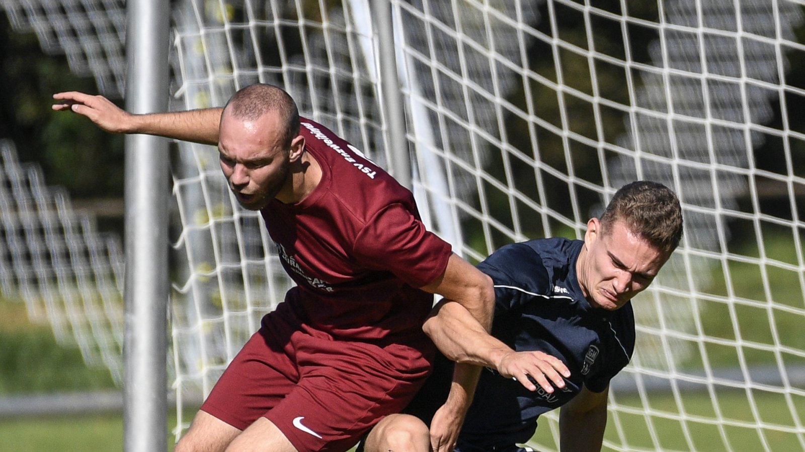 Der Enzweihinger Fabian Walz (links) klärt vor Liam Hertel von der SGM Sachsenheim. Dennoch verliert der TSV gegen die SGM mit 0:2. Foto: Leitner Der Enzweihinger Fabian Walz (links) klärt vor Liam Hertel von der SGM Sachsenheim. Dennoch verliert der TSV gegen die SGM mit 0:2. Foto: Leitner