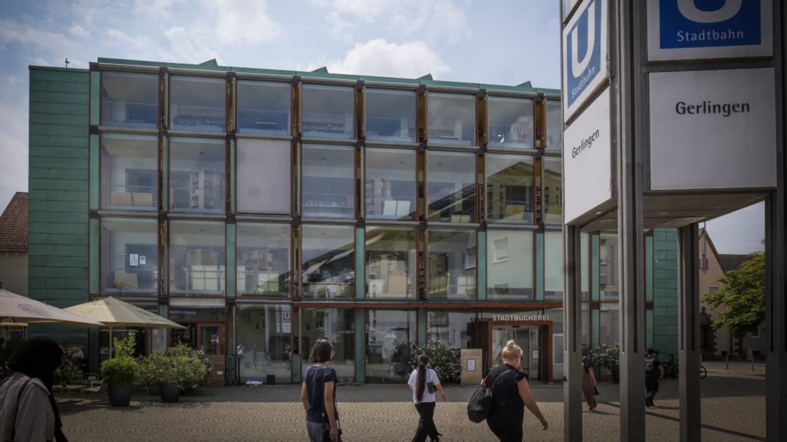 Die Stadtbücherei in Gerlingen - ein modernes Gebäude, das vor der Hitze kapituliert und an heißen Tagen frühzeitig geschlosse wird.Simon Granville Die Stadtbücherei in Gerlingen - ein modernes Gebäude, das vor der Hitze kapituliert und an heißen Tagen frühzeitig geschlosse wird.Simon Granville
