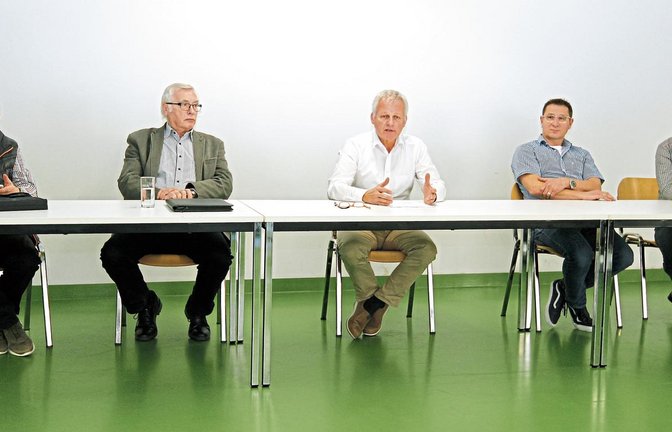 Dieter Eberle, Hans-Bernd Weiner, Thomas Knapp, Steffen Ritter und Jürgen Feger (von links) wollen den Sender retten.  Fotos: Kollros