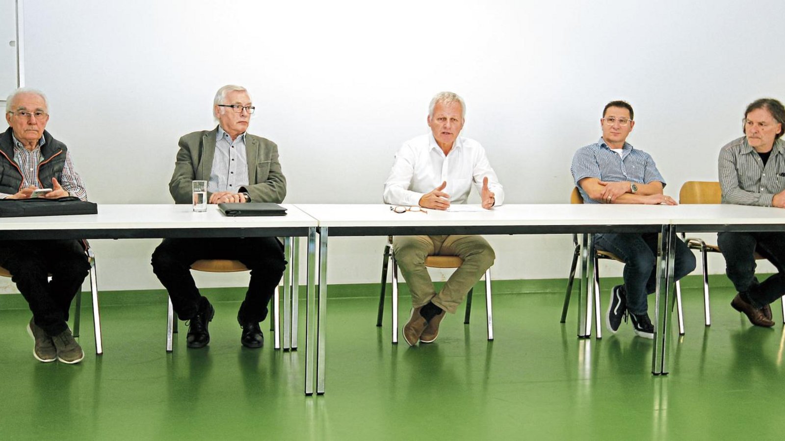 Dieter Eberle, Hans-Bernd Weiner, Thomas Knapp, Steffen Ritter und Jürgen Feger (von links) wollen den Sender retten. Fotos: Kollros Dieter Eberle, Hans-Bernd Weiner, Thomas Knapp, Steffen Ritter und Jürgen Feger (von links) wollen den Sender retten. Fotos: Kollros
