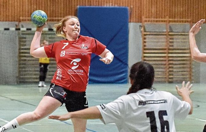 Lisa Schwarz (links) und die HCME-Handballerinnen wollen in dieser Saison zu einem Höhenflug ansetzen und streben den Aufstieg an. Foto: Leitner