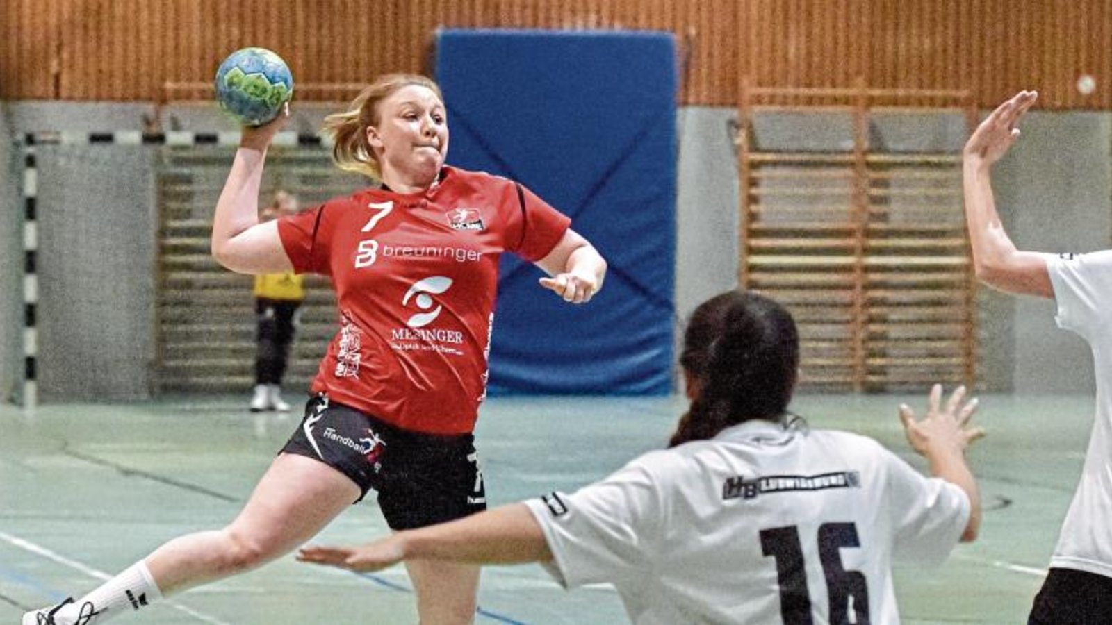 Lisa Schwarz (links) und die HCME-Handballerinnen wollen in dieser Saison zu einem Höhenflug ansetzen und streben den Aufstieg an. Foto: Leitner