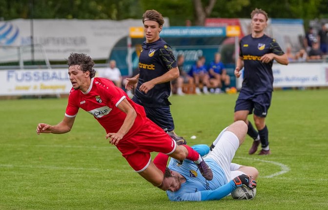 Torhüter Paul Ulmer (unten) und der TSV Ehningen (in Dunkelblau) werden neben einer Portion Glück auch Effizienz brauchen, um gegen die SF Dorfmerkingen etwas zu holen.<span class='image-autor'>Eibner-Pressefoto/Daniele La Rocca</span>