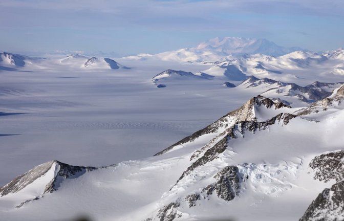 Blick über das transantarktische Gebirge mit dem Mount Vinson, mit 4892 Metern der höchste in Antartica.<span class='image-autor'>Imago/Nature Picture Library</span>