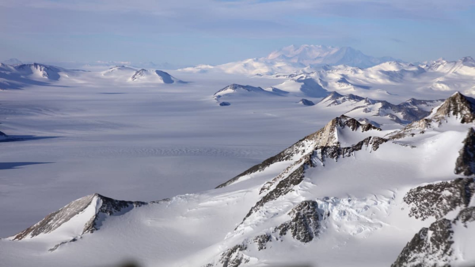 Blick über das transantarktische Gebirge mit dem Mount Vinson, mit 4892 Metern der höchste in Antartica.Imago/Nature Picture Library Blick über das transantarktische Gebirge mit dem Mount Vinson, mit 4892 Metern der höchste in Antartica.Imago/Nature Picture Library