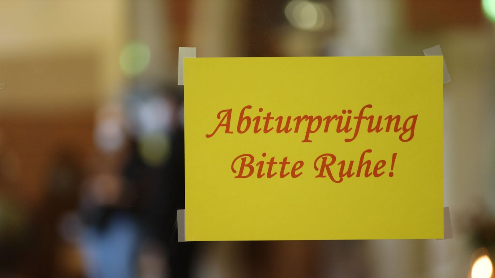 Der Streit ums Deutsch-Abitur ist zuletzt lautstark ausgetragen worden. Anlass: Der Roman „Tauben im Gras“.Foto: dpa/Matthias Bein Der Streit ums Deutsch-Abitur ist zuletzt lautstark ausgetragen worden. Anlass: Der Roman „Tauben im Gras“.Foto: dpa/Matthias Bein