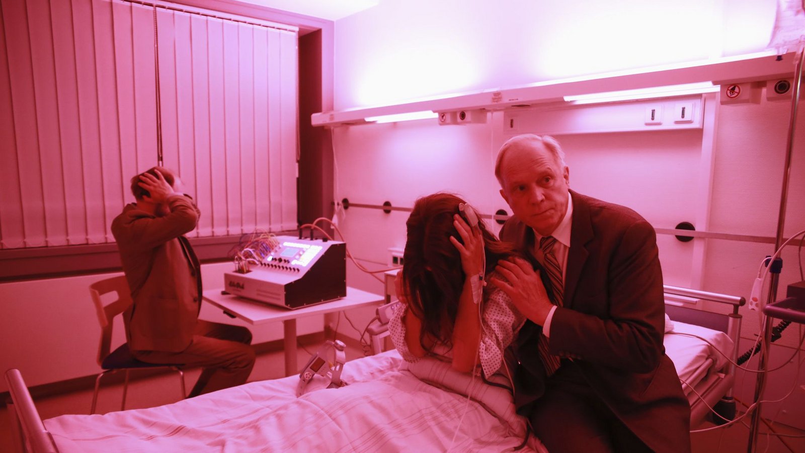 Nicht nur den Zuschauern bereitet die Suche nach dem Kind Kopfzerbrechen. Von links: Psychiater  Schneider (Robert Gwisdek), Mutter Eva Hütter (Nadine Dubois) und Felix Murot (Ulrich Tukur).Foto: HR/Senator Film/Dietrich Brüggem