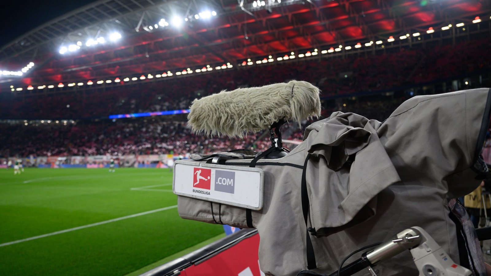 Nur kurz nach dem Start der Auktion der Fernseh-Rechte hat die Deutsche Fußball Liga das Milliarden-Geschäft gestoppt.Foto: Robert Michael/dpa