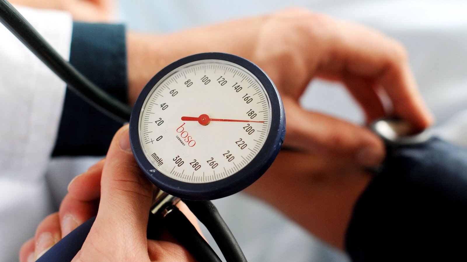 Bei jedem Arztbesuch kann man bitten, dass der Blutdruck gemessen wird, ebenso in der Apotheke. Liegt der Blutdruck wiederholt bei oder über 140/90 mmHg, besteht Bluthochdruck.Foto: dpa/Jochen Lübke Bei jedem Arztbesuch kann man bitten, dass der Blutdruck gemessen wird, ebenso in der Apotheke. Liegt der Blutdruck wiederholt bei oder über 140/90 mmHg, besteht Bluthochdruck.Foto: dpa/Jochen Lübke