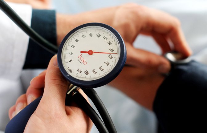 Bei jedem Arztbesuch kann man bitten, dass der Blutdruck gemessen wird, ebenso in der Apotheke. Liegt der Blutdruck wiederholt bei oder über 140/90 mmHg, besteht Bluthochdruck.<span class='image-autor'>Foto: dpa/Jochen Lübke</span>