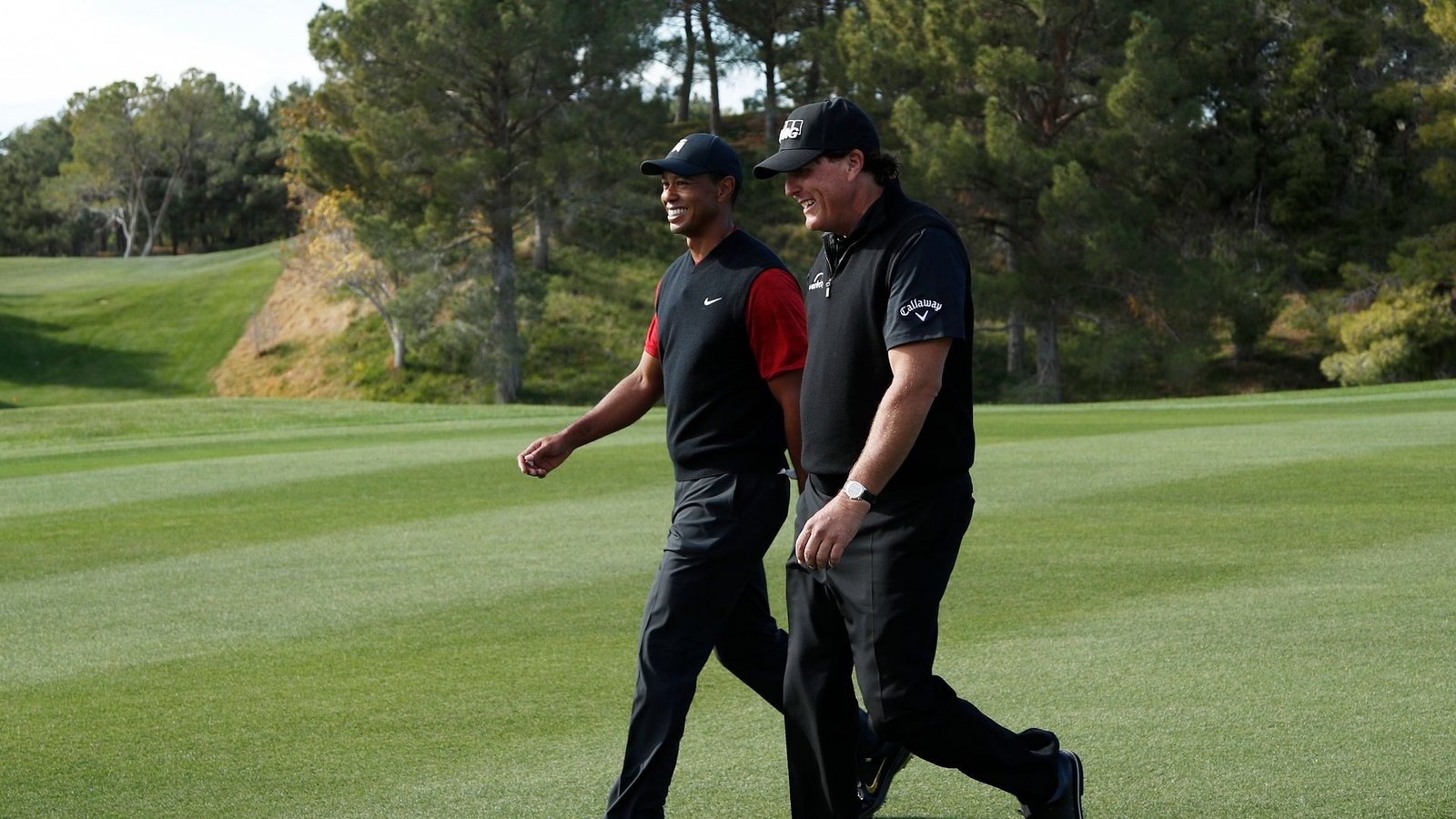 Phil Mickelson (r) und Tiger Woods bei einem Turnier in Las Vegas im Jahr 2018.Foto: John Locher/AP/dpa