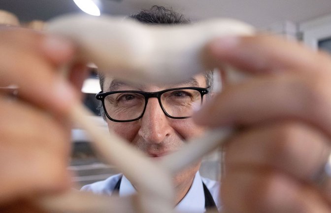 Cem Özdemir kennt sich aus mit Brezeln.<span class='image-autor'>Foto: dpa/Marijan Murat</span>