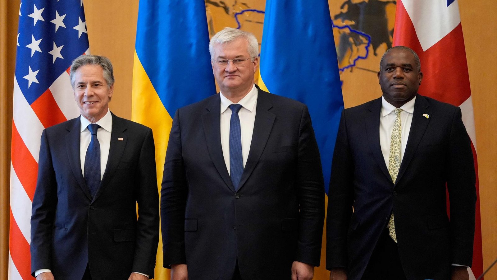 Die Außenminister der USA, Antony Blinken, der Ukraine, Andrii Sybiha, und Großbritanniens, David Lammy (von links), trafen sich am Mittwoch zu Beratungen in Kiew.Foto: AFP/Mark Schiefelbein Die Außenminister der USA, Antony Blinken, der Ukraine, Andrii Sybiha, und Großbritanniens, David Lammy (von links), trafen sich am Mittwoch zu Beratungen in Kiew.Foto: AFP/Mark Schiefelbein