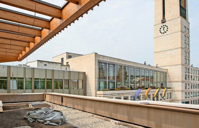 Die mit Holz verkleidete Dachterrasse wird jetzt begrünt – bis zur Eröffnung im September soll alles fertig sein.<span class='image-autor'>Foto: Lichtgut/Leif Piechowski</span>