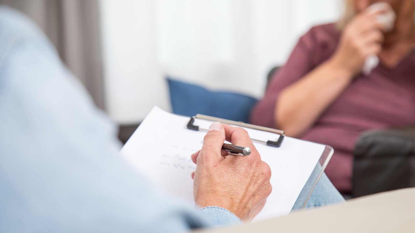 Frauen haben einer aktuellen Studie zufolge ein genetisch bedingt höheres Risiko, an einer klinischen Depression zu erkranken. (Symbolbild)Foto: Christin Klose/dpa-tmn Frauen haben einer aktuellen Studie zufolge ein genetisch bedingt höheres Risiko, an einer klinischen Depression zu erkranken. (Symbolbild)Foto: Christin Klose/dpa-tmn