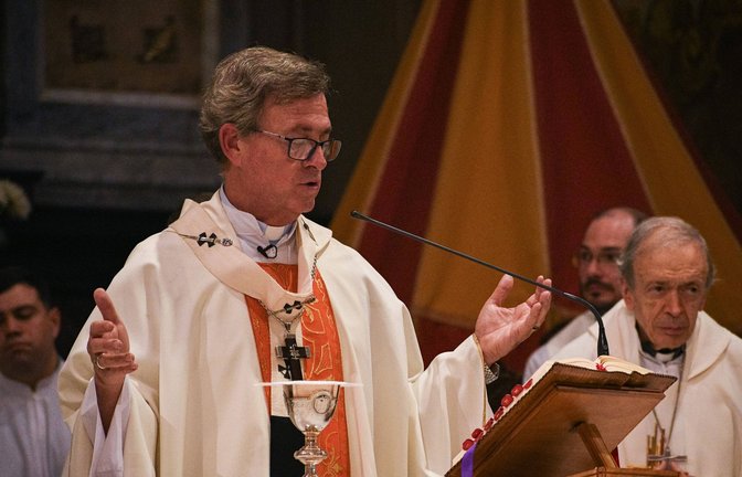 Der der Erzbischof von Buenos Aires hält in der Kathedrale Gottesdienst für den verstorbenen Franziskus.<span class='image-autor'>Foto: Europa Press/IMAGO</span>