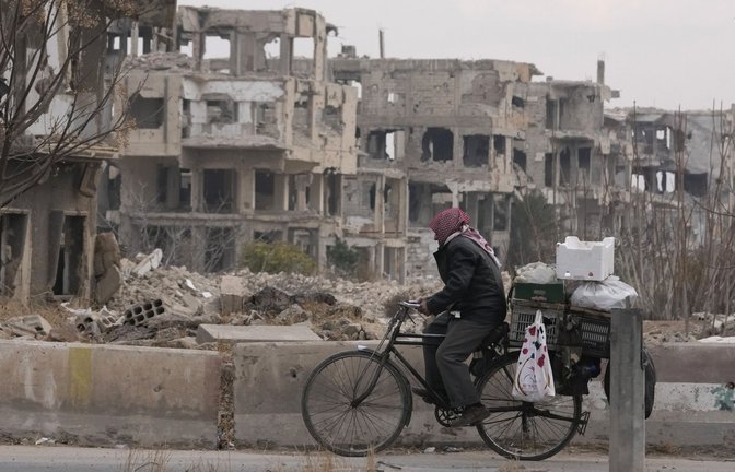 In Deutschland lebende Syrer sollen sich bei Besuchen ein Bild von der Lage in ihrem Heimatland machen dürfen. (Archivbild)<span class='image-autor'>Foto: AP/Hussein Malla</span>