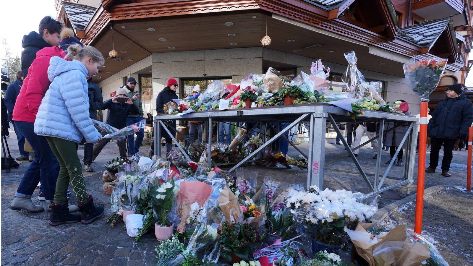 Menschen legen in der Nähe der ausgebrannten Bar Blumen ab.Foto: Antonio Calanni/AP/dpa Menschen legen in der Nähe der ausgebrannten Bar Blumen ab.Foto: Antonio Calanni/AP/dpa