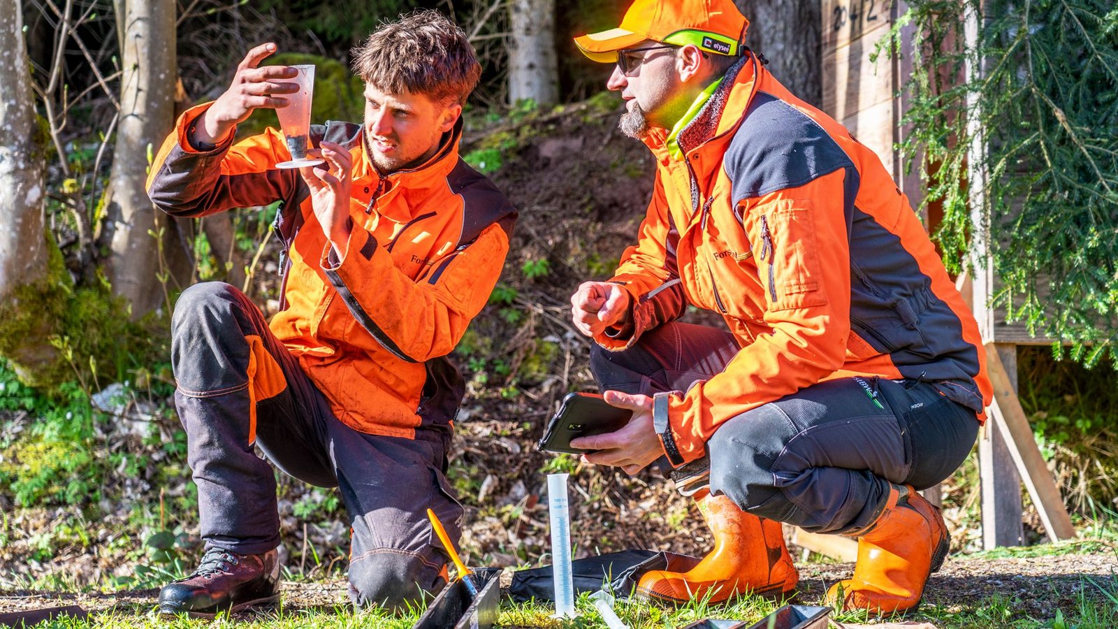 Der Azubi Paul Hettich (links) und Ausbildungsleiter Thomas Vogel werten Borkenkäferfallen aus. Das Monitoring ermöglicht es, Waldbesitzer frühzeitig zu warnen.Foto: Thomas Faltin Der Azubi Paul Hettich (links) und Ausbildungsleiter Thomas Vogel werten Borkenkäferfallen aus. Das Monitoring ermöglicht es, Waldbesitzer frühzeitig zu warnen.Foto: Thomas Faltin