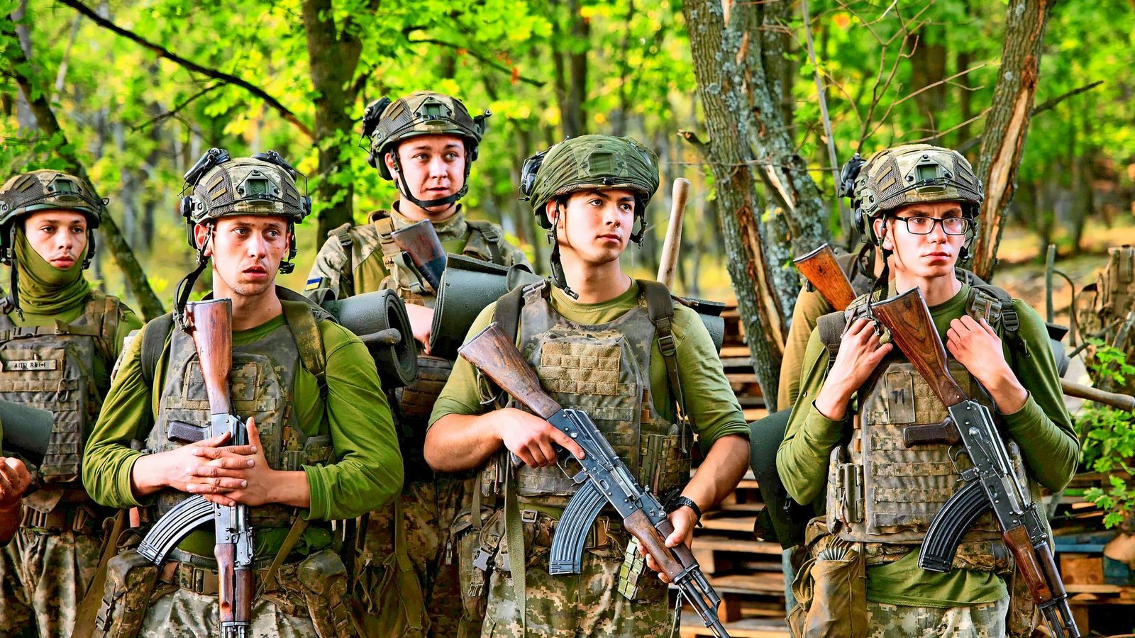 Ernste Gesichter: Den jungen Soldaten ist bewusst, in welche Gefahr sie sich begeben.Foto: Till Mayer Ernste Gesichter: Den jungen Soldaten ist bewusst, in welche Gefahr sie sich begeben.Foto: Till Mayer