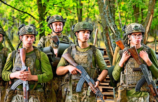 Ernste Gesichter: Den jungen Soldaten ist bewusst, in welche Gefahr sie sich begeben.<span class='image-autor'>Foto: Till Mayer</span>
