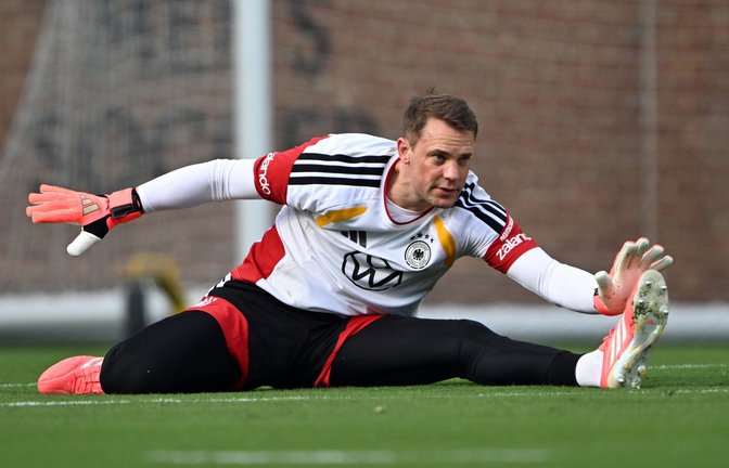 Manuel Neuer beim Training in Aktion.<span class='image-autor'>Foto: Federico Gambarini/dpa</span>