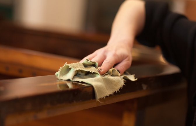Erfahren Sie, wie Sie Klebereste schnell und einfach von Holz entfernen können. 6 Methoden im Überblick.<span class='image-autor'>Foto: Aerogondo2 / Shutterstock.com</span>