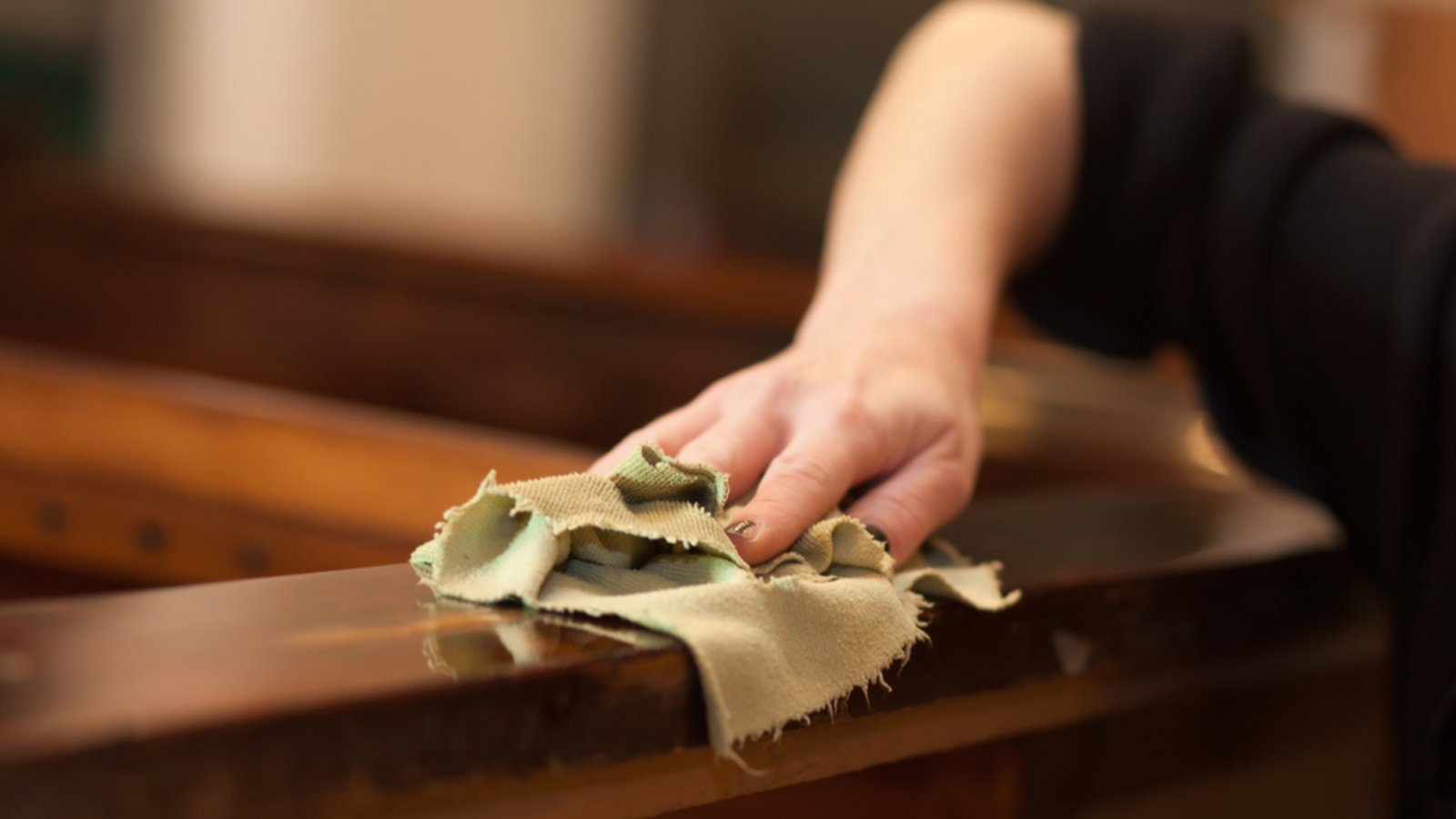 Erfahren Sie, wie Sie Klebereste schnell und einfach von Holz entfernen können. 6 Methoden im Überblick.Foto: Aerogondo2 / Shutterstock.com Erfahren Sie, wie Sie Klebereste schnell und einfach von Holz entfernen können. 6 Methoden im Überblick.Foto: Aerogondo2 / Shutterstock.com