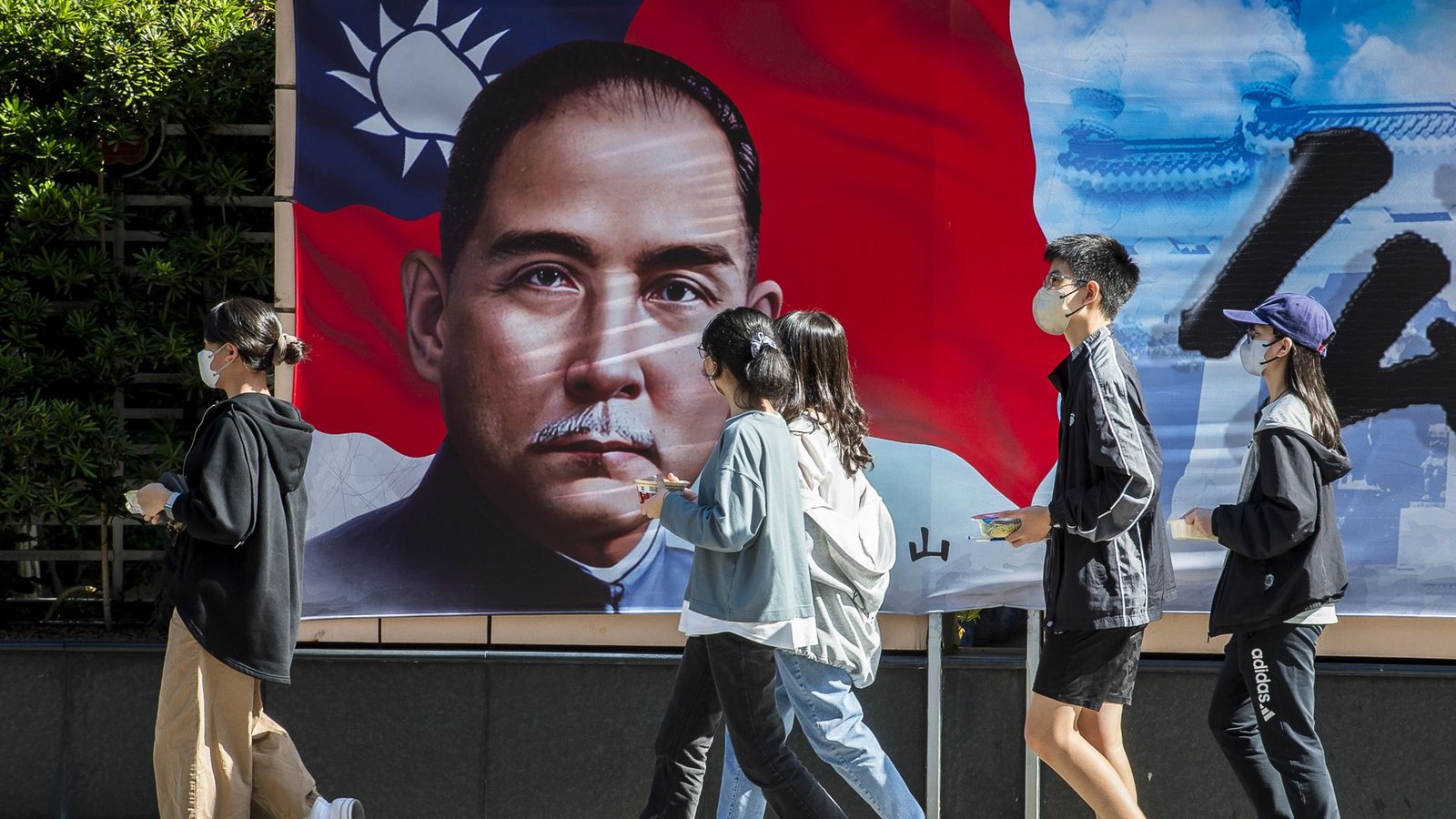 Passanten gehen an einem Plakat von Sun Yat-sen, dem ehemaligen Präsidenten von China, in der Innenstadt von Taipeh vorbei. Der Ausgang der Präsidentschafts- und Parlamentswahl am 13. Januar 2024 dürfte auch deutlichen Einfluss auf China haben, das Taiwan weiterhin als Teil seines Territoriums betrachtet.Foto: Wiktor Dabkowski/ZUMA Press Wire/dpa Passanten gehen an einem Plakat von Sun Yat-sen, dem ehemaligen Präsidenten von China, in der Innenstadt von Taipeh vorbei. Der Ausgang der Präsidentschafts- und Parlamentswahl am 13. Januar 2024 dürfte auch deutlichen Einfluss auf China haben, das Taiwan weiterhin als Teil seines Territoriums betrachtet.Foto: Wiktor Dabkowski/ZUMA Press Wire/dpa
