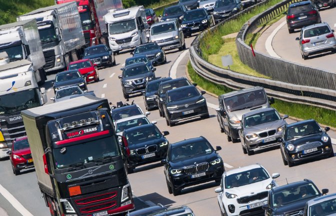 An diesem Sonntag werden auch Lkw in acht Bundesländern auf der Autobahn zu sehen sein.<span class='image-autor'>Foto: Peter Kneffel/dpa</span>