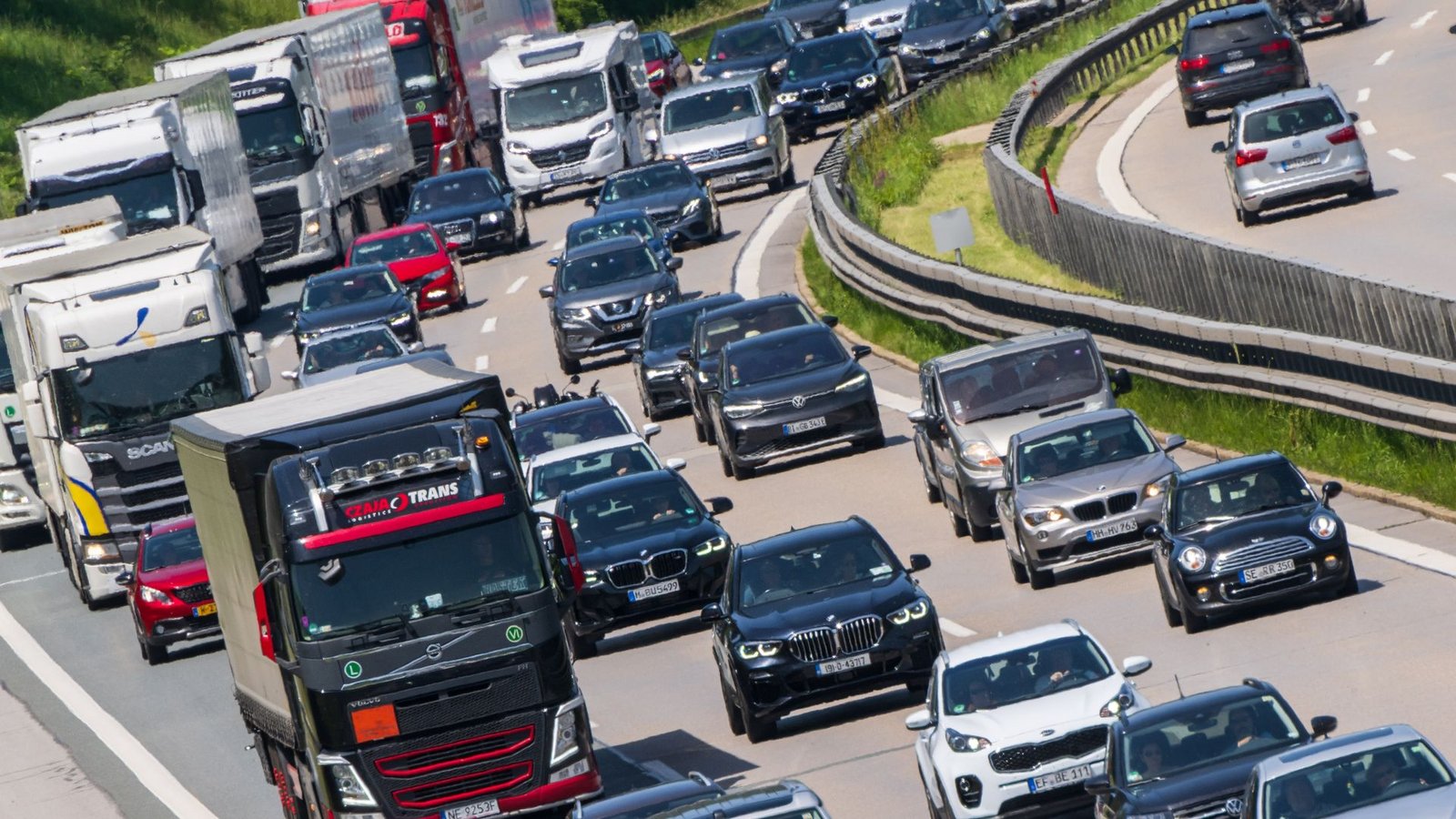An diesem Sonntag werden auch Lkw in acht Bundesländern auf der Autobahn zu sehen sein.Foto: Peter Kneffel/dpa