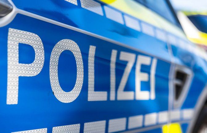 Die Polizei ist am Rathaus in Lengerich in einem Großeinsatz. (Symbolbild)<span class='image-autor'>Foto: David Inderlied/dpa</span>